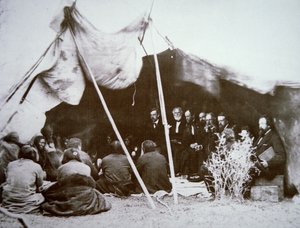 1868年4月、レッドクラウド酋長とのララミー砦条約で議長を務めるウィリアム・T・シャーマン将軍（1820～91年）（モノクロ写真 作： Alexander Gardner