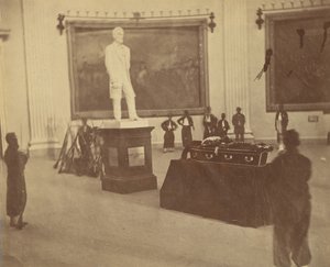 [ワシントンの国会議事堂のロタンダで州に横たわっているサデウス・スティーブンス]、1867年。 作： Alexander Gardner