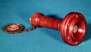 電話ハンドピースの4番目の設計、1877年（木材）