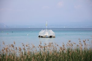 湖畔の静けさ