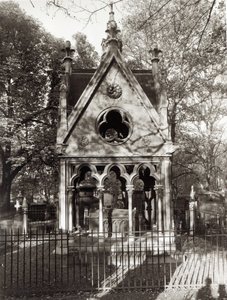 1817年に建てられたアベラールとヘロワーズの墓 作： Alexandre Marie Lenoir
