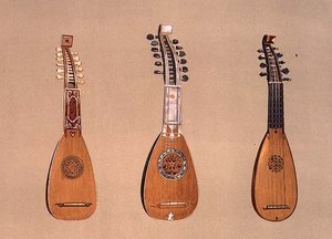 (左）1734年のパンドリーナ、1775年と1739年の2つのミラノ製マンドリン、「楽器」より（カラーリトグラフ）
