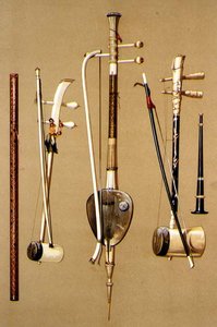 クルイ、弓を持った3つのソーサムサイ、パイ、「楽器」のタイの楽器（カラーリトグラフ） 作： Alfred James Hipkins