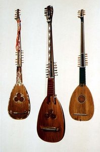 楽器」より、1608年頃のヴェネツィア産2点、1885年頃のイギリス産1点の計3点のチッタローニ（カラーリトグラフ版