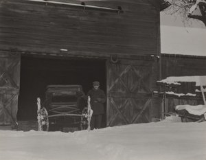 納屋、馬車、そして雪 作： Alfred Stieglitz