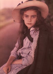 縞模様のドレスを着た子供 Raab の子供、1907 年。