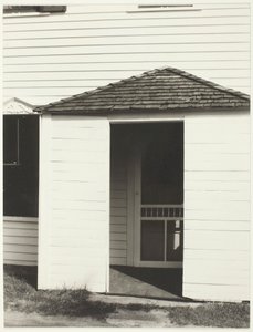 キッチンへの扉、レイク ジョージ、1934 年。 作： Alfred Stieglitz