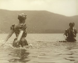 エミーとセルマ、レイク ジョージ、1899 年。