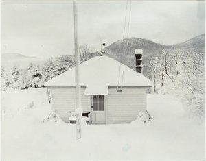 初雪と小さな家 作： Alfred Stieglitz