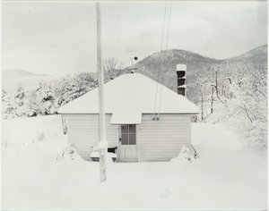 初雪と小さな家、1923年。 作： Alfred Stieglitz