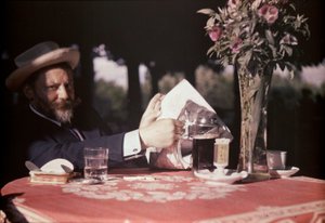 テーブルに着席するフランク・ユージーン 作： Alfred Stieglitz