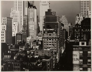 アメリカンプレイス、北、193031の私の窓から。 作： Alfred Stieglitz