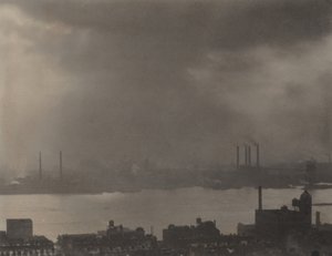 ニューヨーク州シェルトンから、東方向を望む 作： Alfred Stieglitz