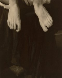ジョージア・オキーフ - 足、1918年。 作： Alfred Stieglitz