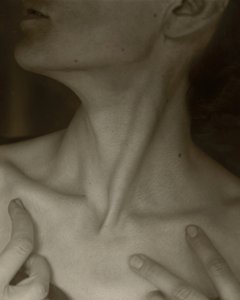 ジョージア・オキーフ - ネック、1921年。 作： Alfred Stieglitz