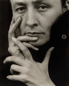 ジョージア・オキーフ、1918年。 作： Alfred Stieglitz