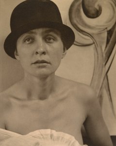 ジョージア・オキーフ、1918年。 作： Alfred Stieglitz