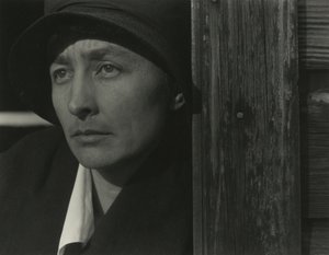 ジョージア・オキーフ、1922年。