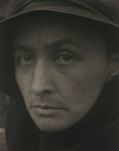 ジョージア・オキーフ、1922年。 作： Alfred Stieglitz