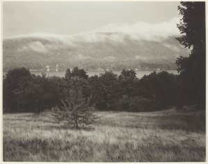 丘からのジョージ湖 作： Alfred Stieglitz