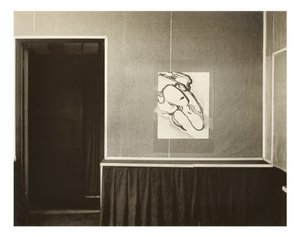 メインルーム - 壁、ドア横、左 作： Alfred Stieglitz
