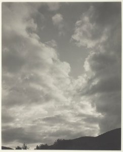 音楽 - 10 枚の雲の写真のシークエンス、No. II 作： Alfred Stieglitz