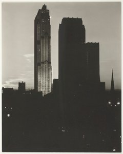 シェルトン号から見たニューヨーク、1935 年。 作： Alfred Stieglitz