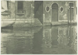 反射 - ヴェネツィア、1894 年、1897 年に印刷。 作： Alfred Stieglitz