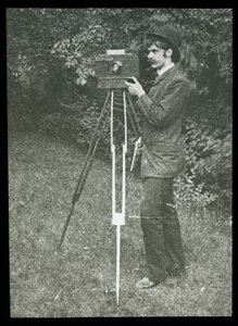 カメラ、三脚、ピストルを持った自画像 作： Alfred Stieglitz
