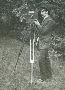 カメラ、三脚、ピストルを持った自画像、1886 年。 作： Alfred Stieglitz