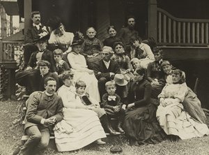 1888 年、レイク ジョージのオークローンにあるスティーグリッツ家。 作： Alfred Stieglitz