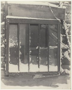 窓：木、ガラス、雪、1923年。 作： Alfred Stieglitz