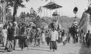 キャンディー。 Perahera Prcession Passing、c1890、1910 作： Alfred William Amandus Plate