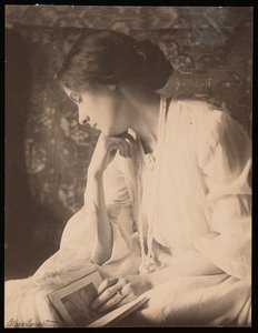 アグネス・ペルトンのアリス・ブロートン写真（白黒写真） 作： Alice Boughton