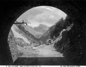 ルッカ県アプアンアルプスの鉄道区間アルニ-イアッコのチポライオトンネル（モノクロ写真 作： Fratelli Alinari