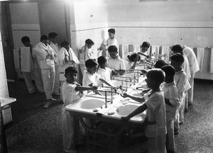 Villa Rosa Maltoni Mussolini：寝る前に体を洗う子供たち（モノクロ写真 作： Fratelli Alinari