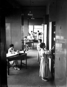 Villa Rosa Maltoni Mussolini：洗濯物を整頓する女学生たち（モノクロ写真 作： Fratelli Alinari