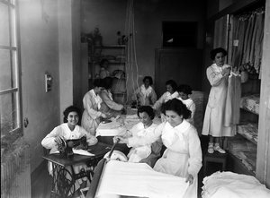 Villa Rosa Maltoni Mussolini：アイロンがけや洗濯物の準備をする少女たち（モノクロ写真 作： Fratelli Alinari
