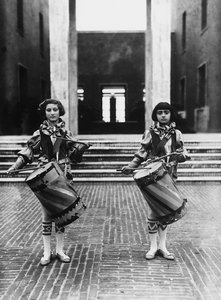 ヴィラ・ローザ・マルトニ・ムッソリーニ：ページボーイに扮した2人の少女（モノクロ写真 作： Fratelli Alinari