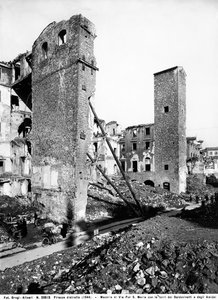 第二次世界大戦：空爆後のフィレンツェ、バルドヴィネッティとアミデイの塔があるポル・サンタマリア通りの瓦礫。この写真は、以前はブローギ・コレクションに属していたが、現在はアリナリ・コレクションに属している（モノクロ写真）。