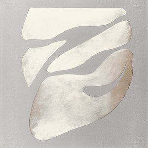 中立的な流動的な形態 作： Alma