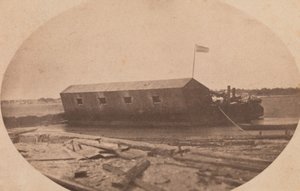 1861 年 4 月の前夜、サリバン島の端に係留されたハミルトンの浮き砲台。 作： Alma A. Pelot.