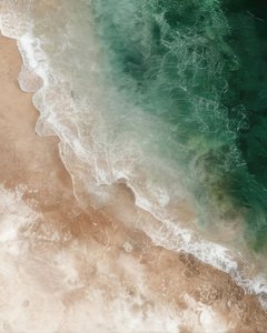 エメラルド色の海岸線の波