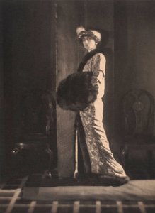 オルガ・デ・メイヤー、1912年頃（モノクロ写真） 作： Alphonse De Meyer