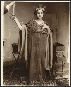[王冠をかぶり剣を持つ女性モデル］ 作： Alphonse Maria Mucha