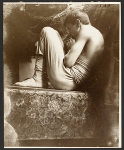 [胎児の姿勢の男性モデル、パリ]。