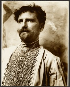 [ファンシーシャツを着た自画像］ 作： Alphonse Maria Mucha