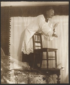ベツレヘム礼拝堂で説教するヨハネ・ユス師」（1916年）のために「ヤン・ユス」としてポーズをとるアルフォンス・ミュシャの自画像、『スラヴ叙事詩』より、ズビロ、ボヘミア] [アルフォンス・ミュシャの自画像、『スラヴ叙事詩』より、ベツレヘム礼拝堂で説教するヨハネ・ユス師（1916年）] 。 作： Alphonse Maria Mucha