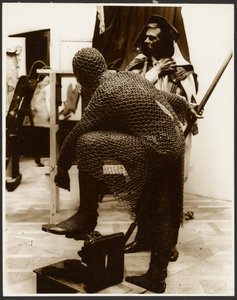 [古代の戦士に扮した2人の男性モデル、1人は鎖帷子の鎧を着用]。 作： Alphonse Maria Mucha