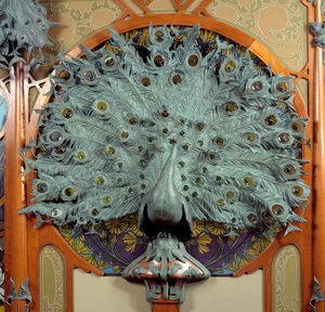 アールヌーボー：パリの宝石商ジョルジュ・フーケ（1862-1957）の店の室内装飾：孔雀の彫刻（ブロンズ製 作： Alphonse Mucha